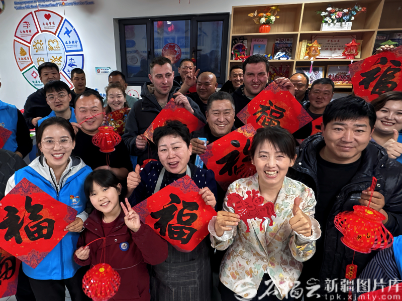 3月2日,志愿者和司机一起合影。赵越摄