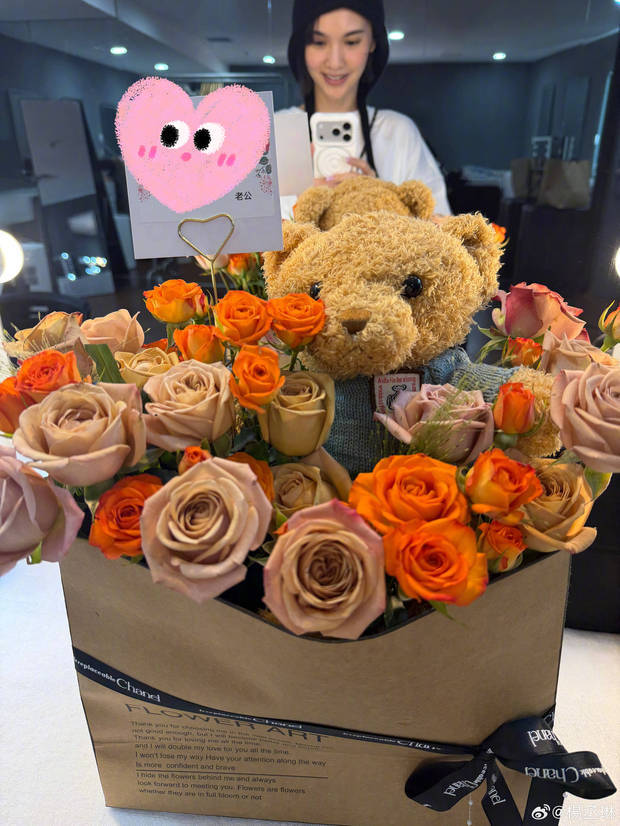 杨丞琳晒李荣浩送的鲜花秀恩爱。