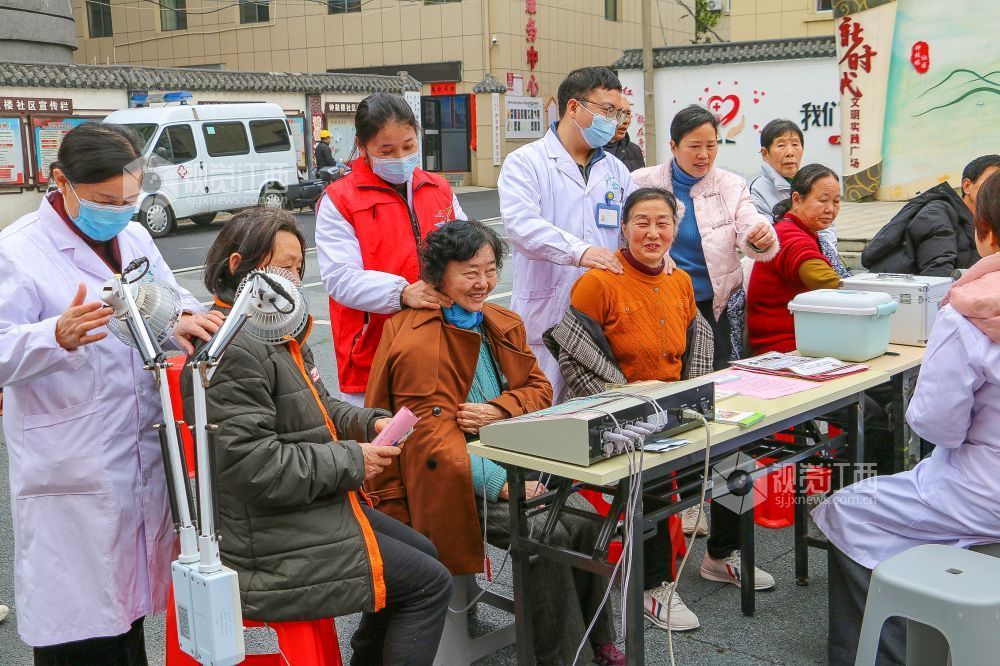 2026年3月5日，医护人员为居民开展颈部疾病推拿。