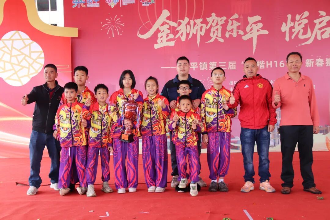 华㘵村委尹边村少年醒狮队在赛后合影留念