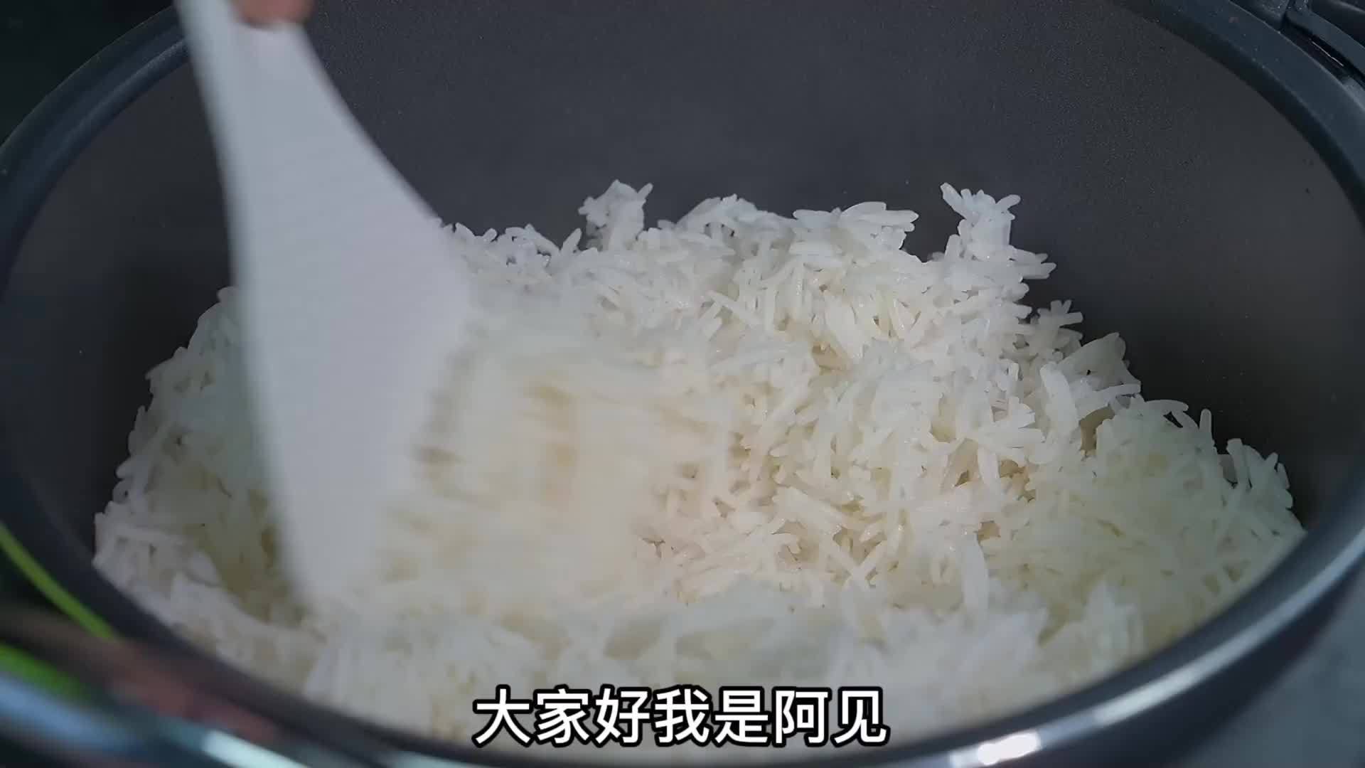 煮米饭不要只加清水了，教你酒店不外传的秘诀，松软香甜，超好吃