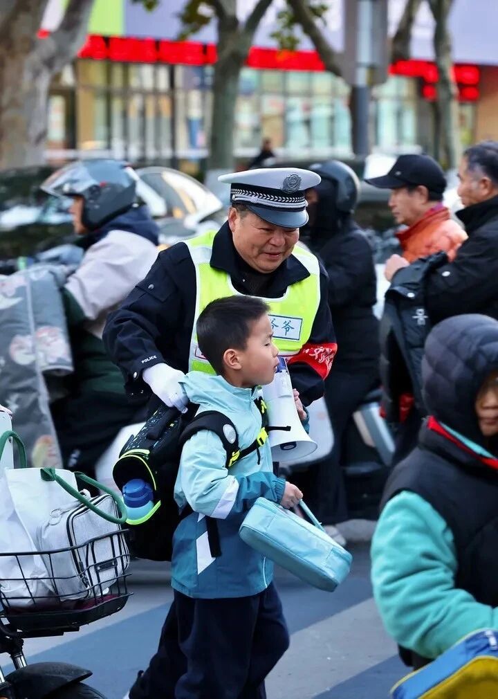 在徐州云龙，这一句“可以过了”，他喊了17年