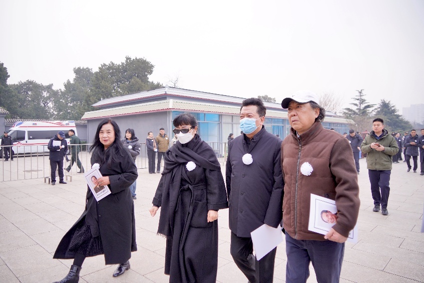 2026年3月3日，本文作者（右一）与郁钧剑、殷秀梅等在京送别周尔均将军