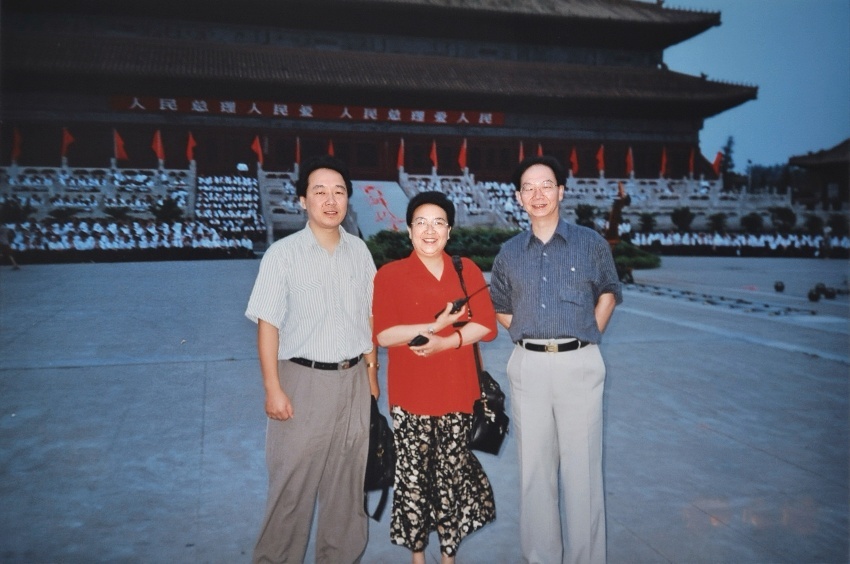 我与周伯伯和邓导在《百年恩来》拍摄现场