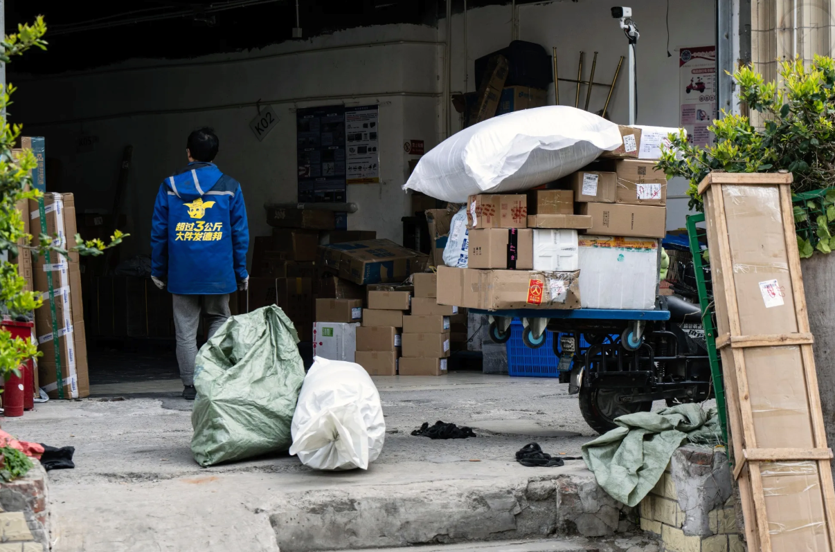 一名快递员在上海的德邦物流分拣中心
