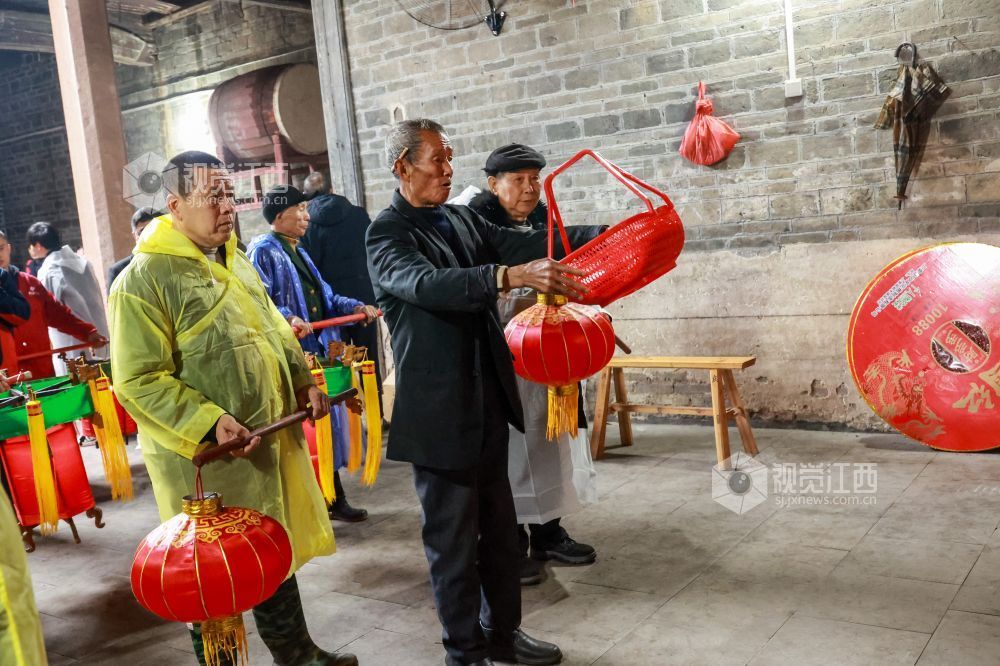 2026年3月1日，江西省吉安市青原区渼陂古村举办灯庆活动，现场锣鼓喧天，欢声阵阵。