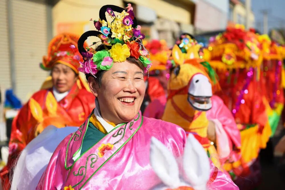 山亭大集上的非遗展演。新华社发（公哲明 摄）