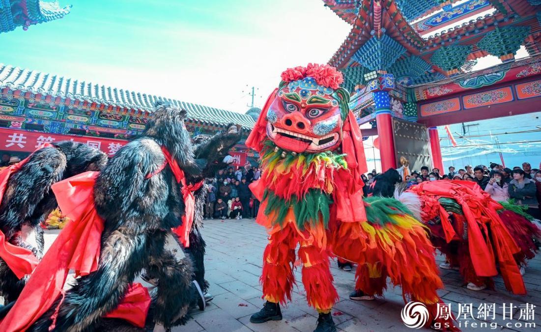 临潭社火“毛熊戏狮”奉上别样文化盛宴