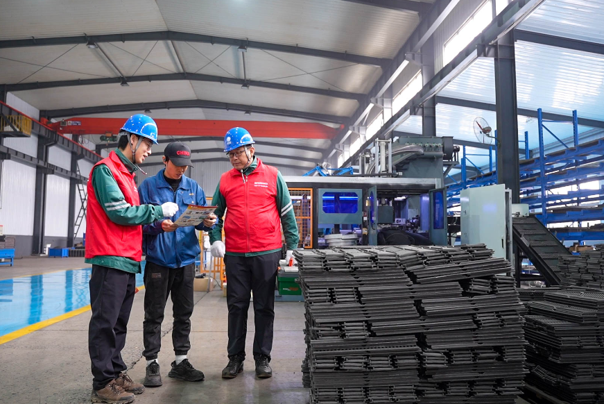 国网鸡泽县供电公司走访虹光铸造有限公司，了解企业复工复产用能需求，检查设备用电安全。（魏琦 摄）