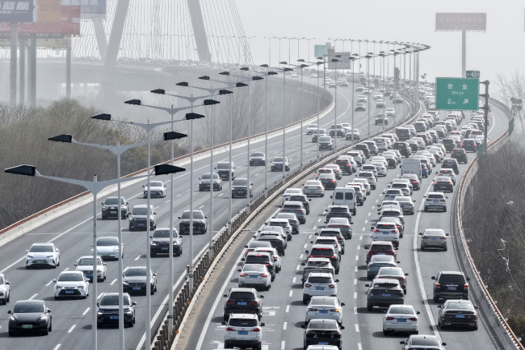 2026年2月22日，江苏省扬州市境内的润扬大桥上的车流（无人机照片）。新华社发（孟德龙摄）