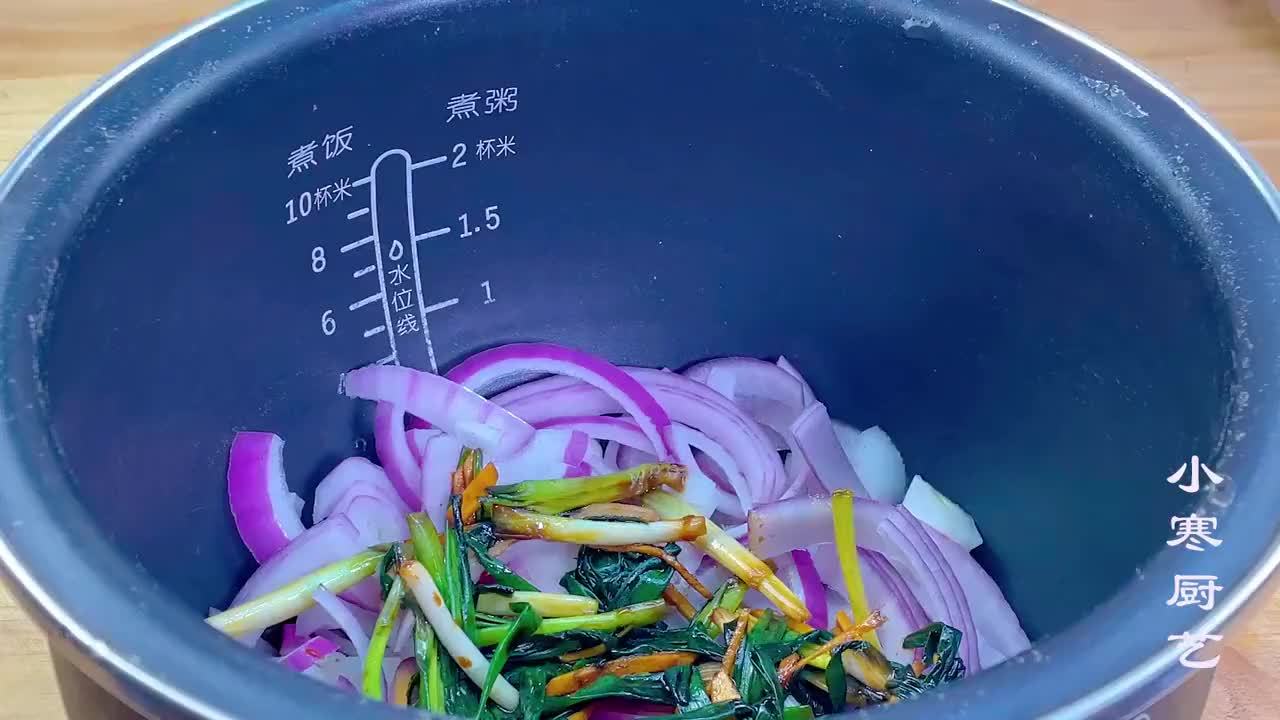 1只鸡抹上酱油，直接扔进电饭锅，不加水不放油，出锅比烤鸡还香