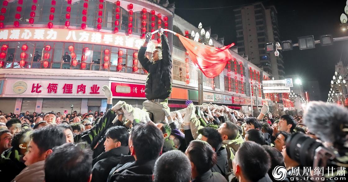 哨子声、呐喊声、欢呼声震彻夜空，狂欢氛围拉满。