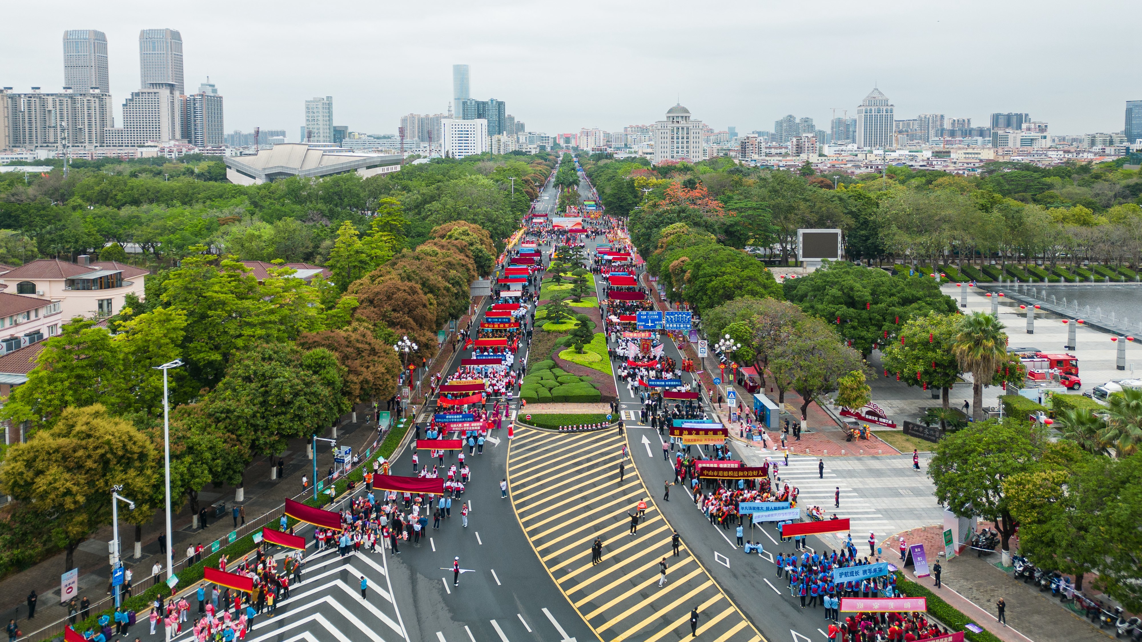 博爱之城再燃薪火 中山第39届慈善万人行巡游举行