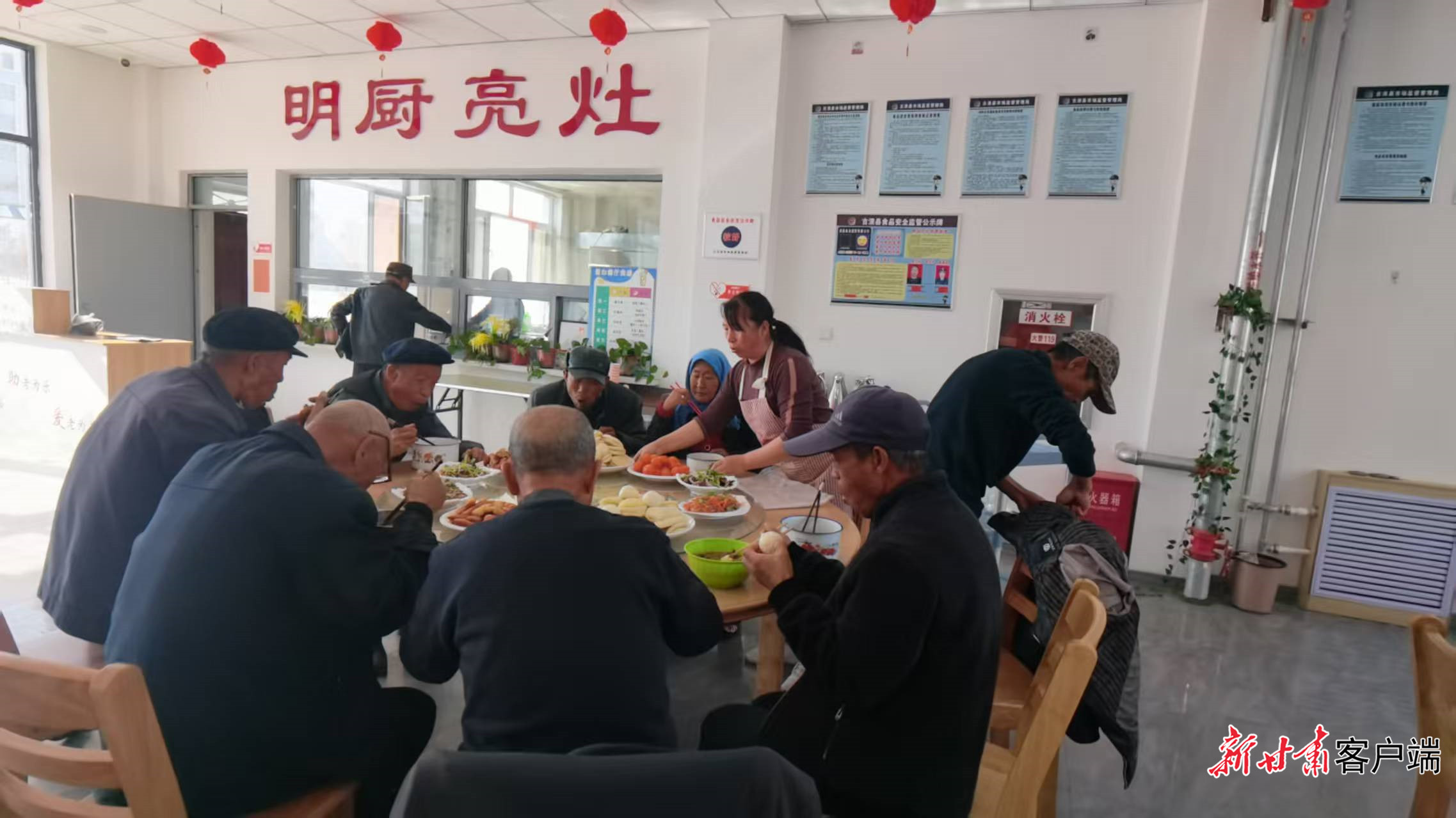 王玉红（右三）为老人们端饭上菜　本文图片由受访者提供