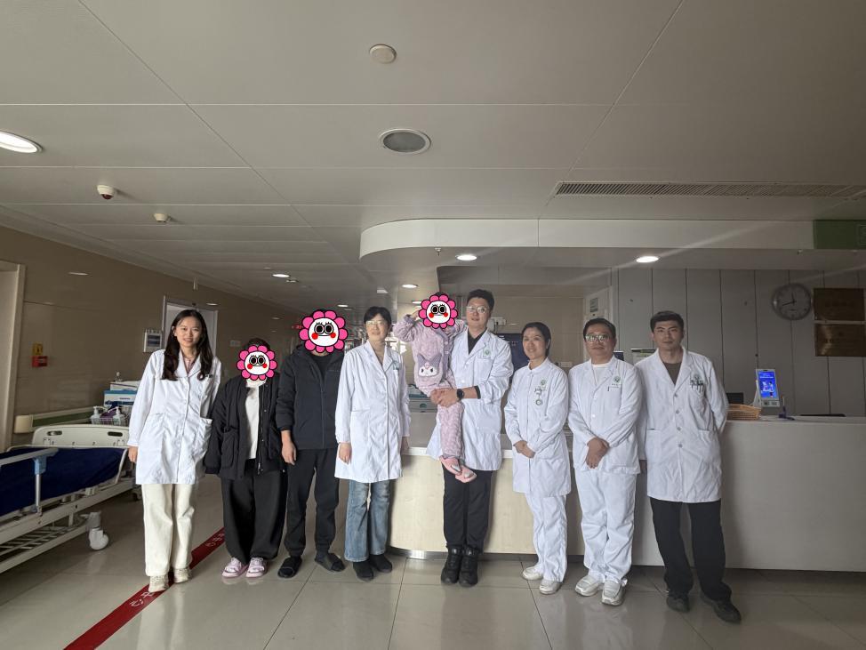 出院时,中大医院神经内科庞贝病救治医护团队与患儿及家属合影