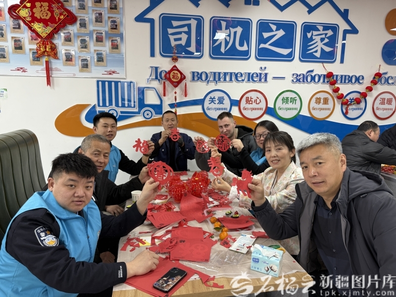 3月2日,志愿者和司机一起剪窗花。赵越摄