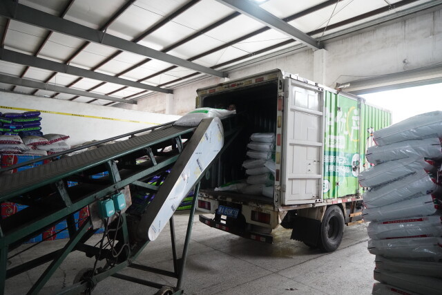 (2月27日,浏阳市供销社农业生产资料有限公司仓库,工作人员正在上货。)