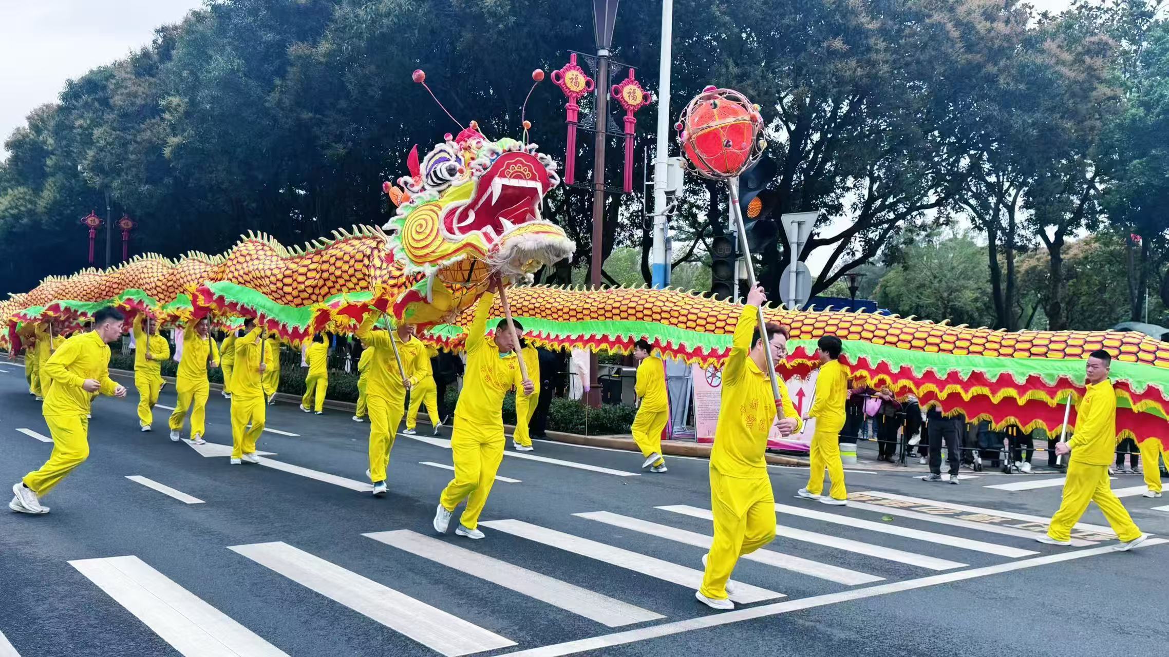 博爱之城再燃薪火 中山第39届慈善万人行巡游举行