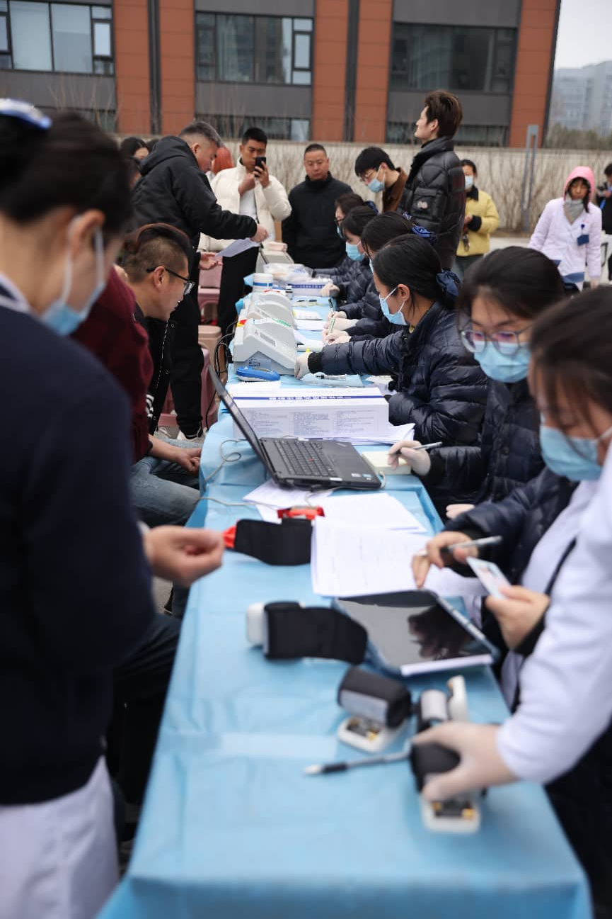 春风送暖 大爱同行——陈光标在南京发起学雷锋无偿献血公益活动，400勇士成功献血！