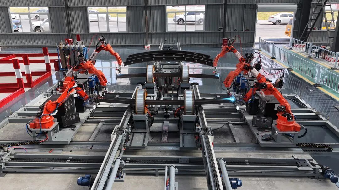 智能焊接机械臂正在高效作业