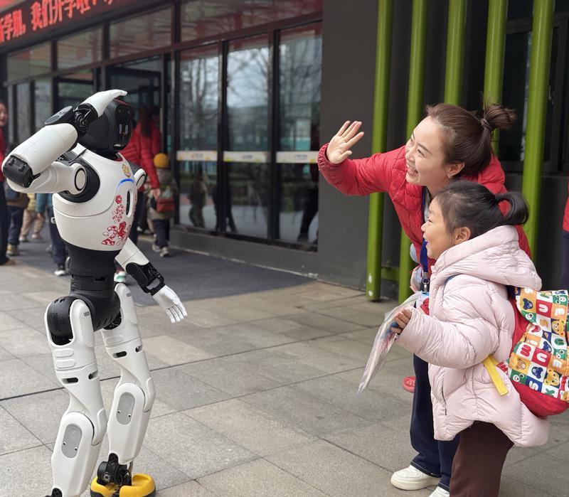 机器人“莱宝”与小朋友热情打招呼（首席记者 程静 摄）