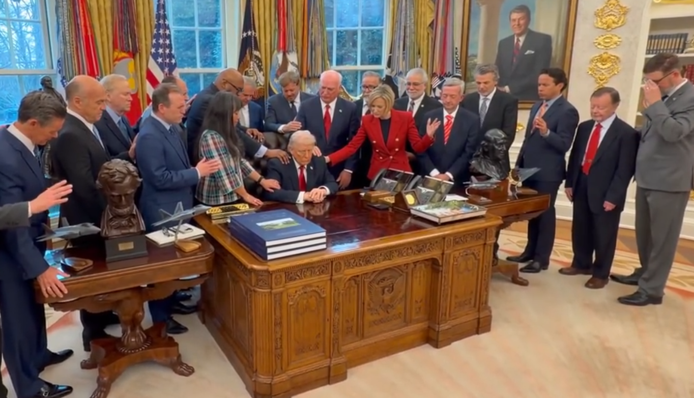 一群牧师围着特朗普,手搭手做仪式,为他和美军祈祷