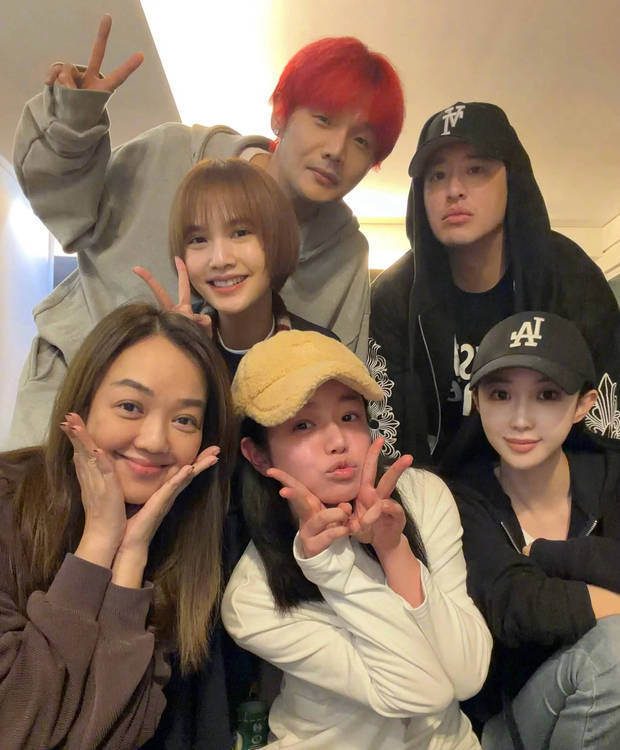 杨丞琳李荣浩与友人合影。