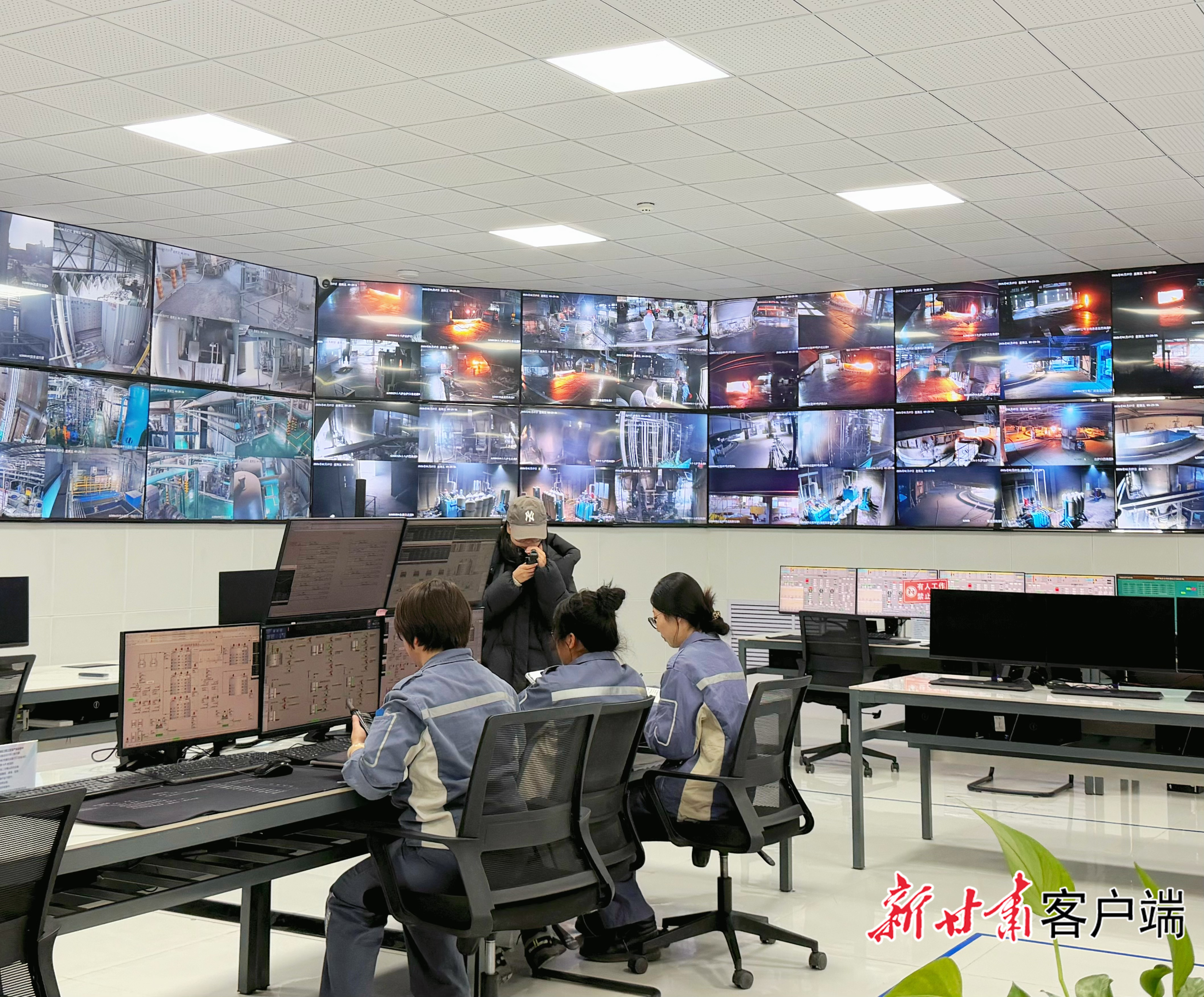 兰州东金硅业有限公司员工正在工作