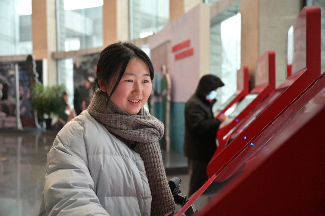 3月3日,抚顺市雷锋纪念馆,周美玲正在尝试关于雷锋的知识问答游戏