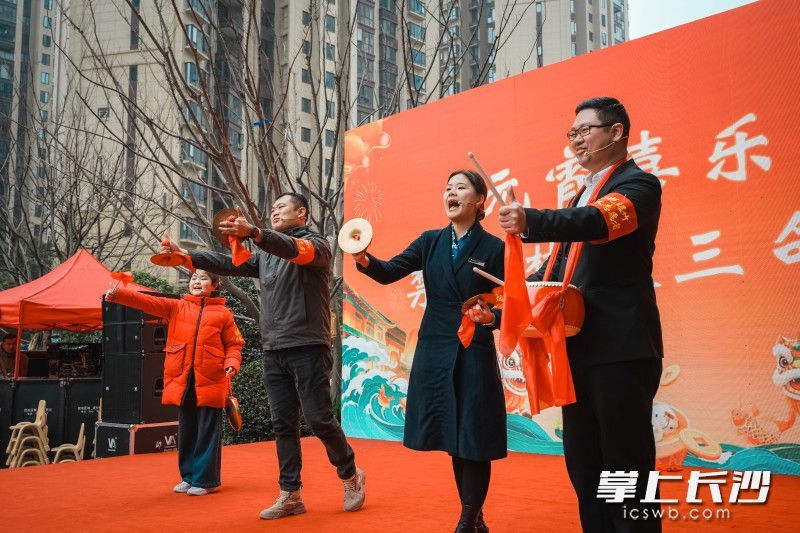 一段朗朗上口的“禁燃禁放”三句半表演，在欢声笑语中传递了绿色环保的文明理念。