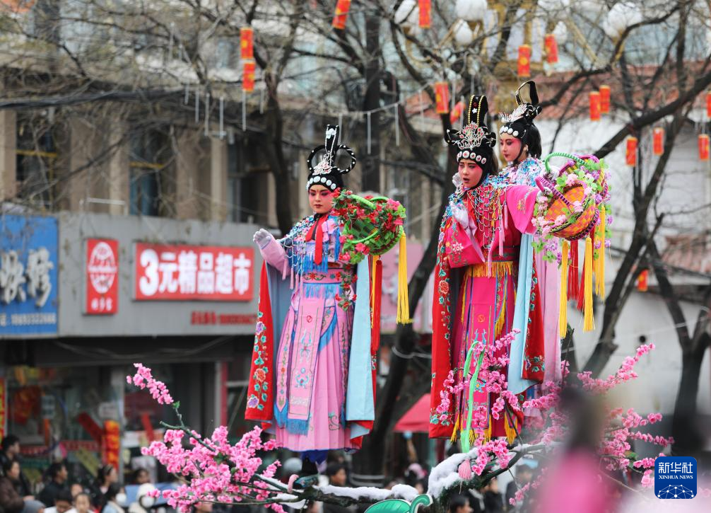 这是2月28日拍摄的甘肃省平凉市庄浪县县城高抬社火演出现场　新华社记者　张智敏　摄