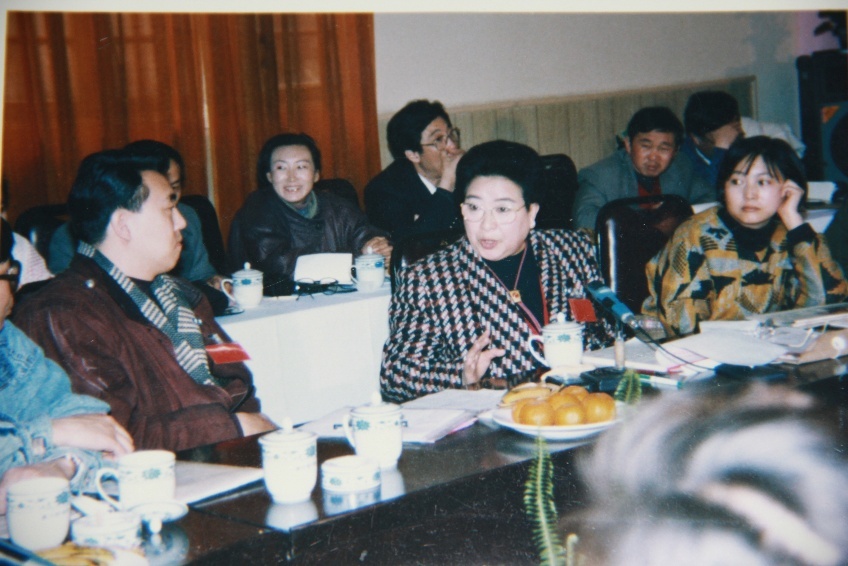 邓导在研讨会上发言。左为郎昆、右为杜宪