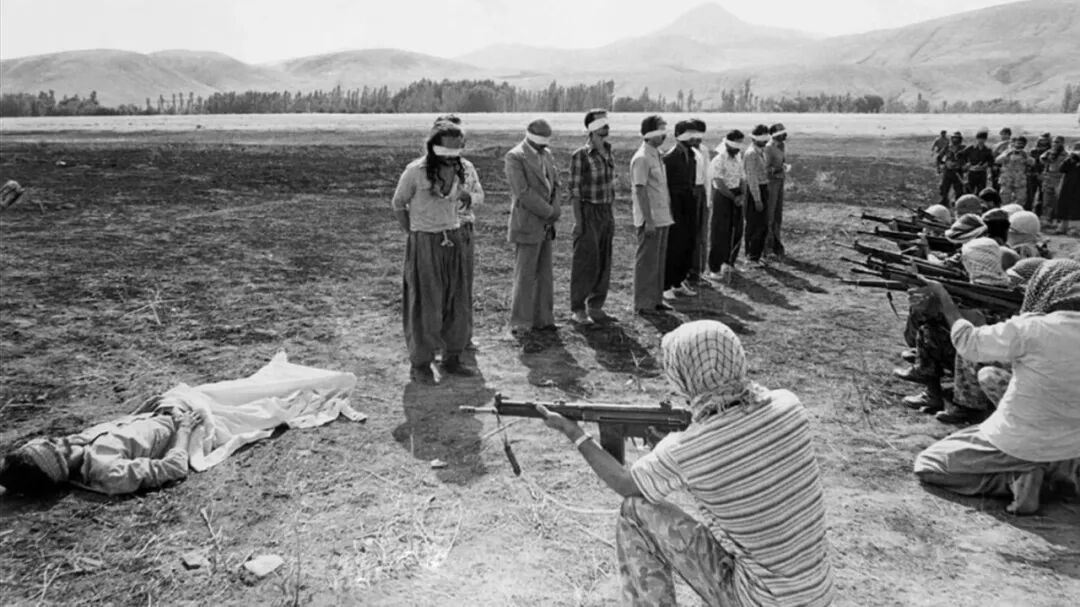 ▎1979年8月,伊朗以“反革命”罪名处决11人。其中9人是库尔德人。在伊朗爆发伊斯兰革命后,库尔德人希望在霍梅尼的统治下获得更大的自治权,但他们的要求未得到满足。之后,霍梅尼宣布对库尔德人发动战争。图源:美国外交关系协会