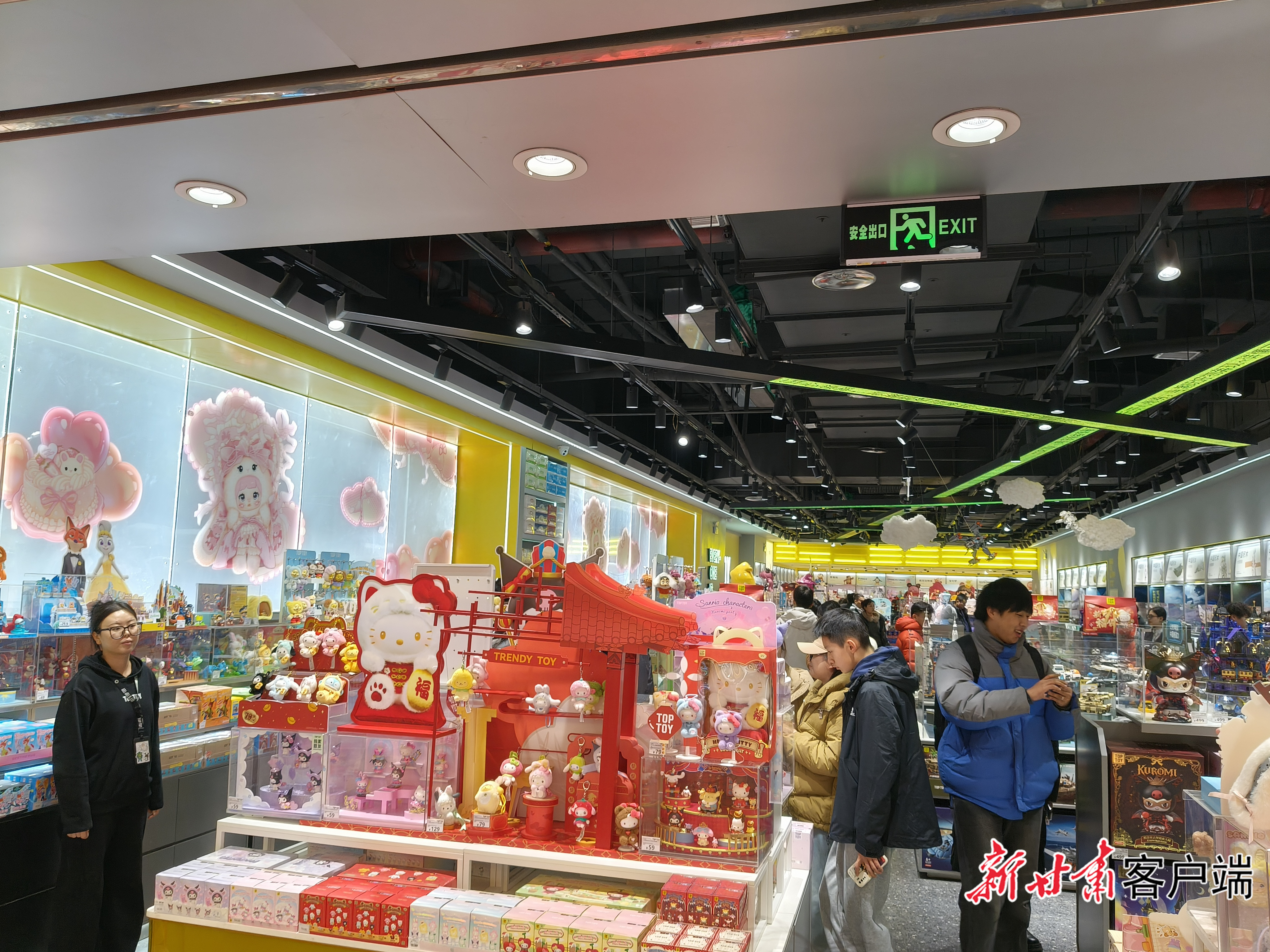 消费者在潮玩店内挑选盲盒（图片除署名外，均由新甘肃&middot;甘肃日报记者王君洁摄。）