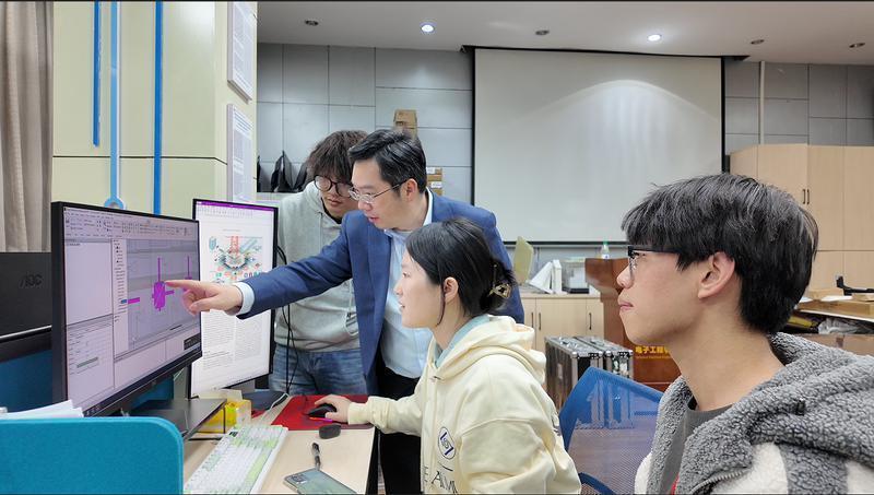 李龙教授和其团队在工作中。受访团队供图