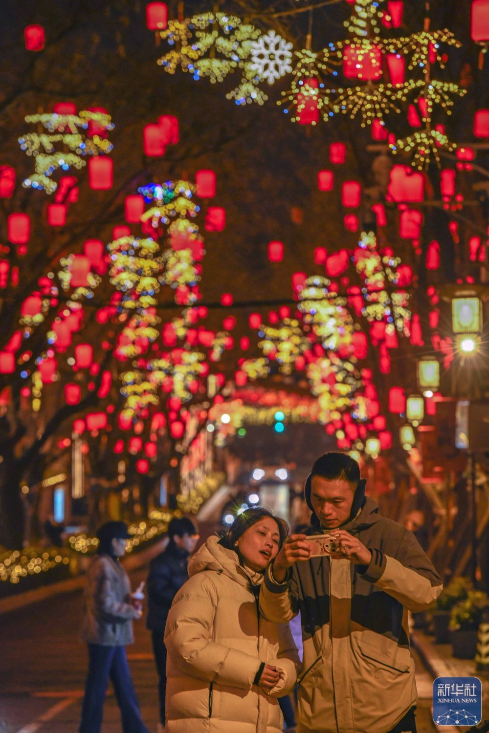 2月28日，游客在北京市街头拍照。新华社发（刘满仓　摄）