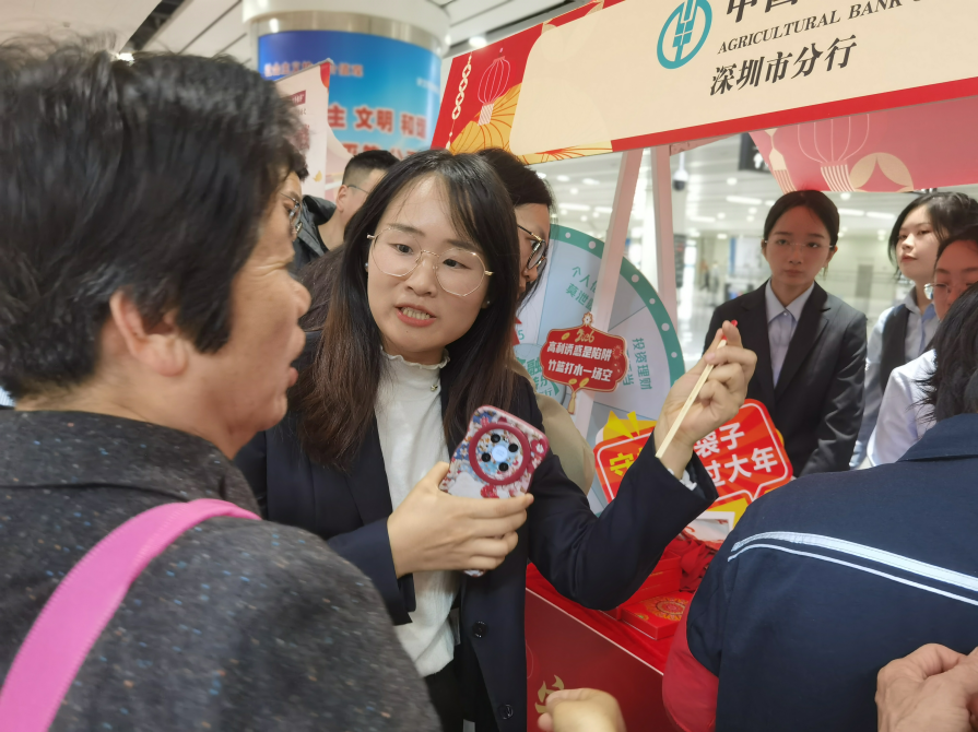 农行深圳中心区支行:春日“青骑”送暖 金融知识进万家