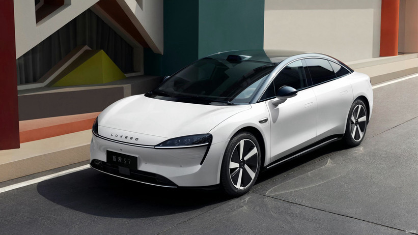 问界狂卖 1.8 万，智界却只剩 945 台！差距太恐怖