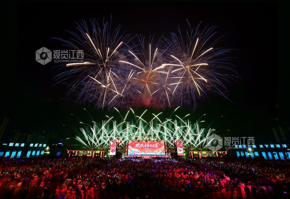 江西万载：焰火晚会闹元宵（图）
