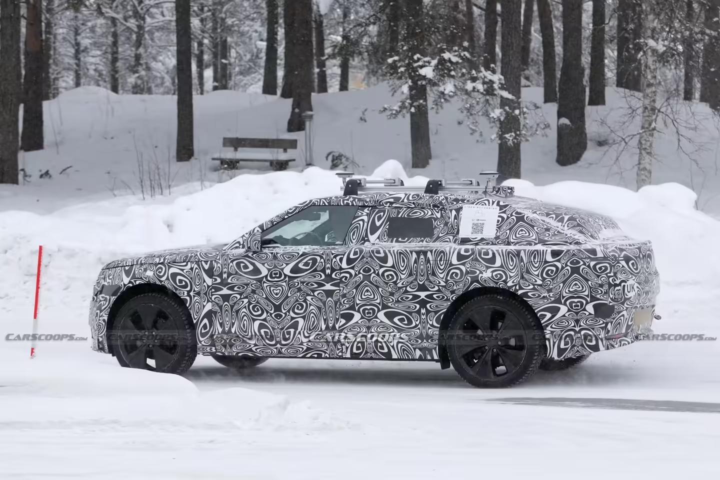 纯电版路虎揽胜星脉SUV路测图曝光:低趴车身、隐藏式门把手