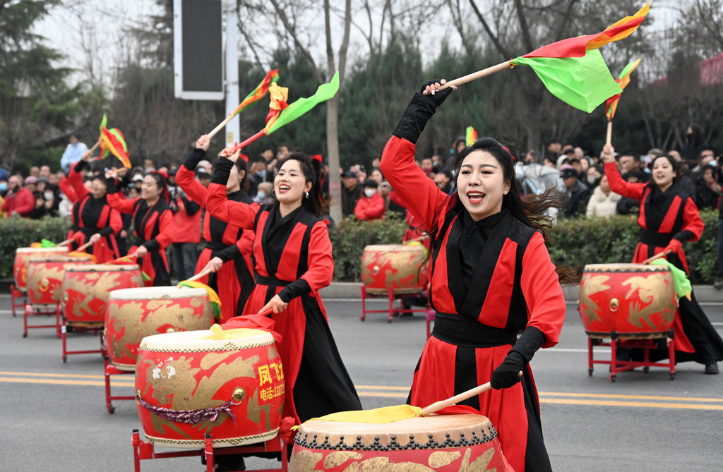 2月27日，在邯郸市峰峰矿区2026年元宵民俗文化展演活动上，表演者在进行民俗表演。