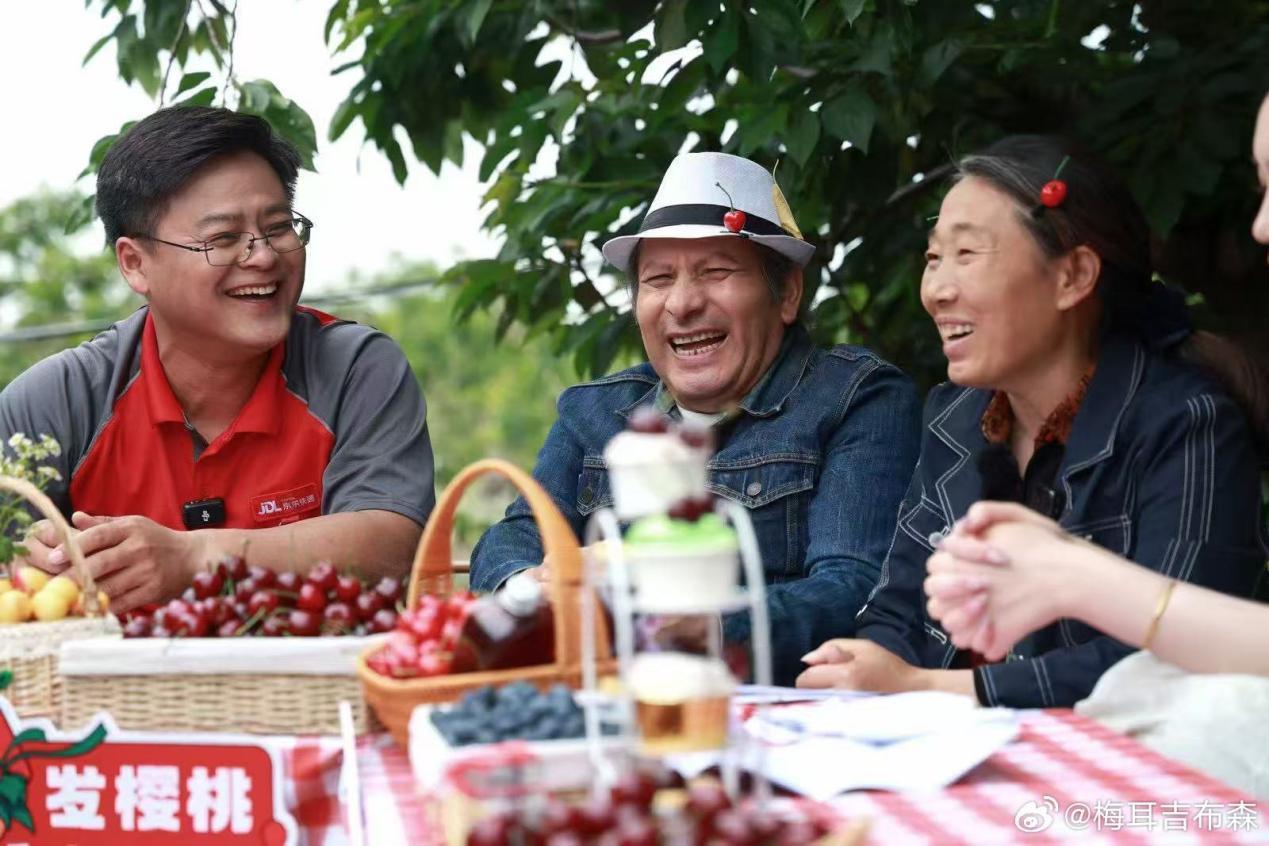 身边的她丨烟台苹果霞姐，土地上种出“不设限”的诗意人生