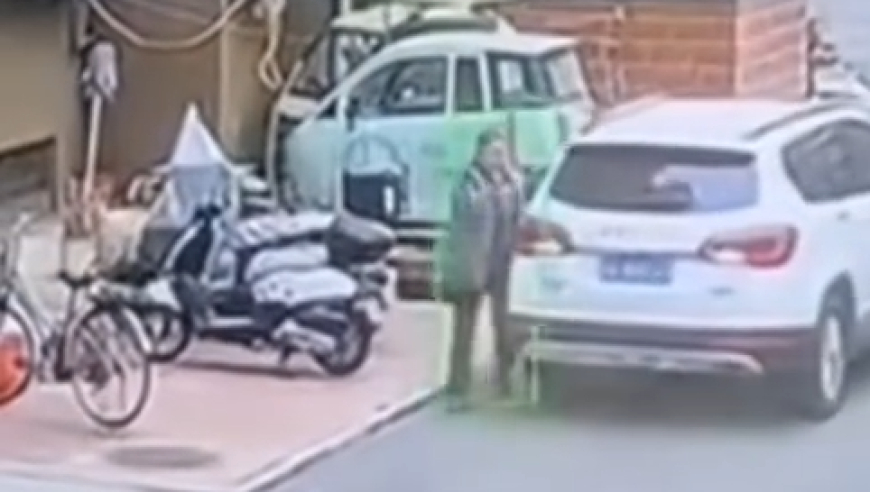 男子摩托车被撞倒怒查监控看监控里司机被卷车轮下气顿消：“行吧 就这样了”网友：大哥差点被自己的座驾单杀