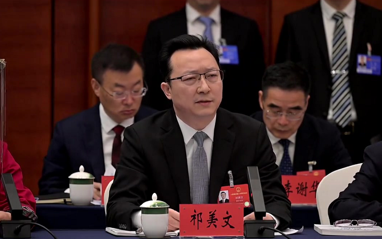 3月6日上午，出席十四届全国人大四次会议的重庆代表团举行开放团组会议。全国人大代表、重庆市沙坪坝区委书记祁美文现场发言。图源：视频截图