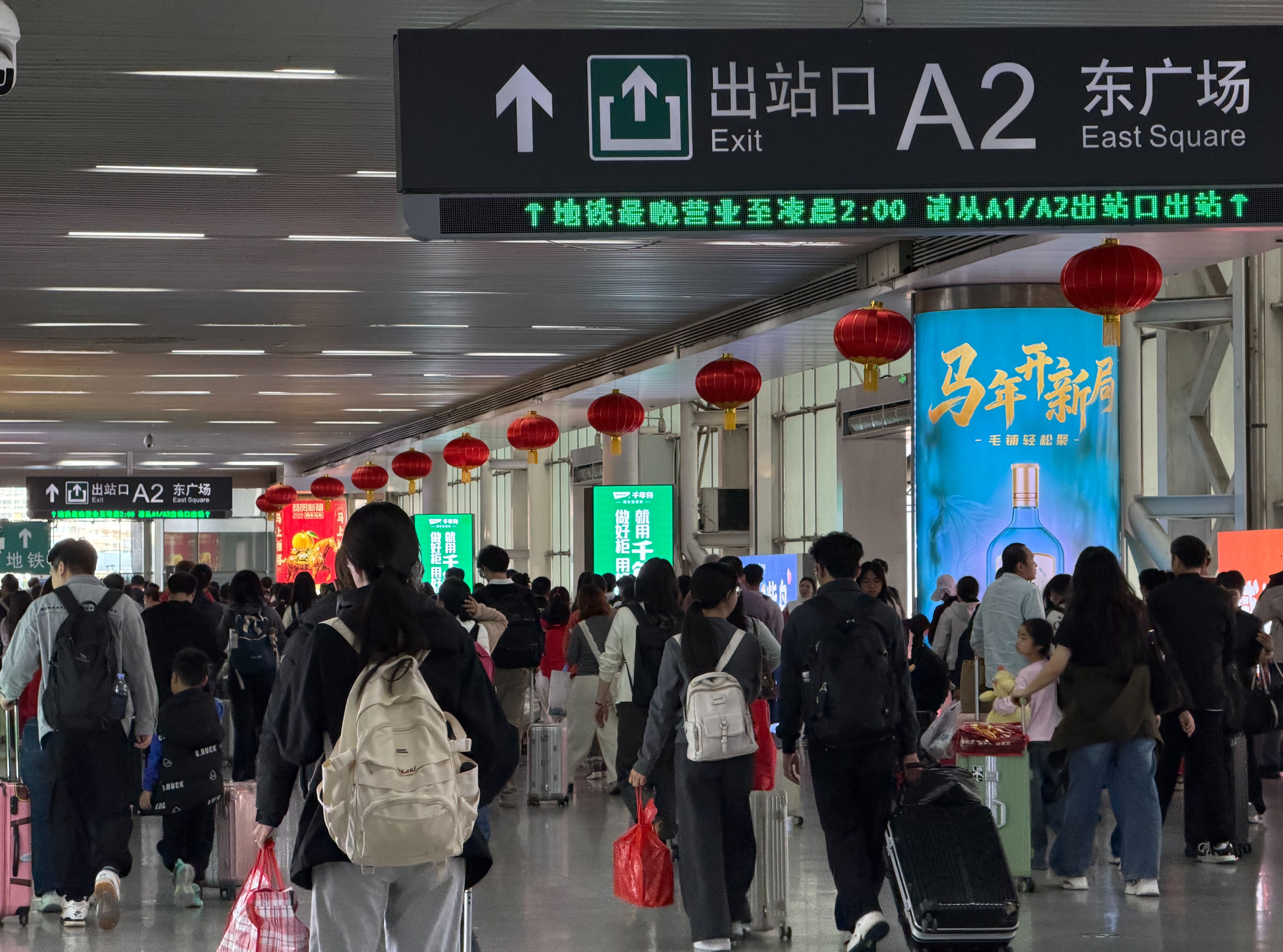 马年春意早,灯火映万家 深圳铁路迎来元宵节后返程小高峰