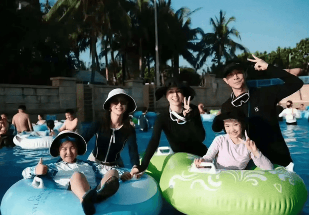 春节期间，董璇和佟丽娅一起带娃度假。