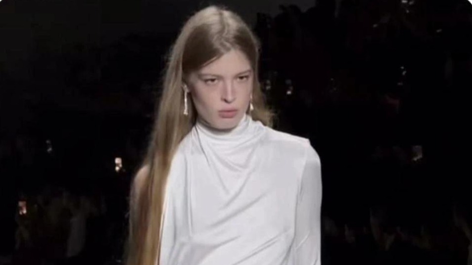 马斯克大儿子变性后登上米兰时装周，身穿白色礼服为Gucci走秀