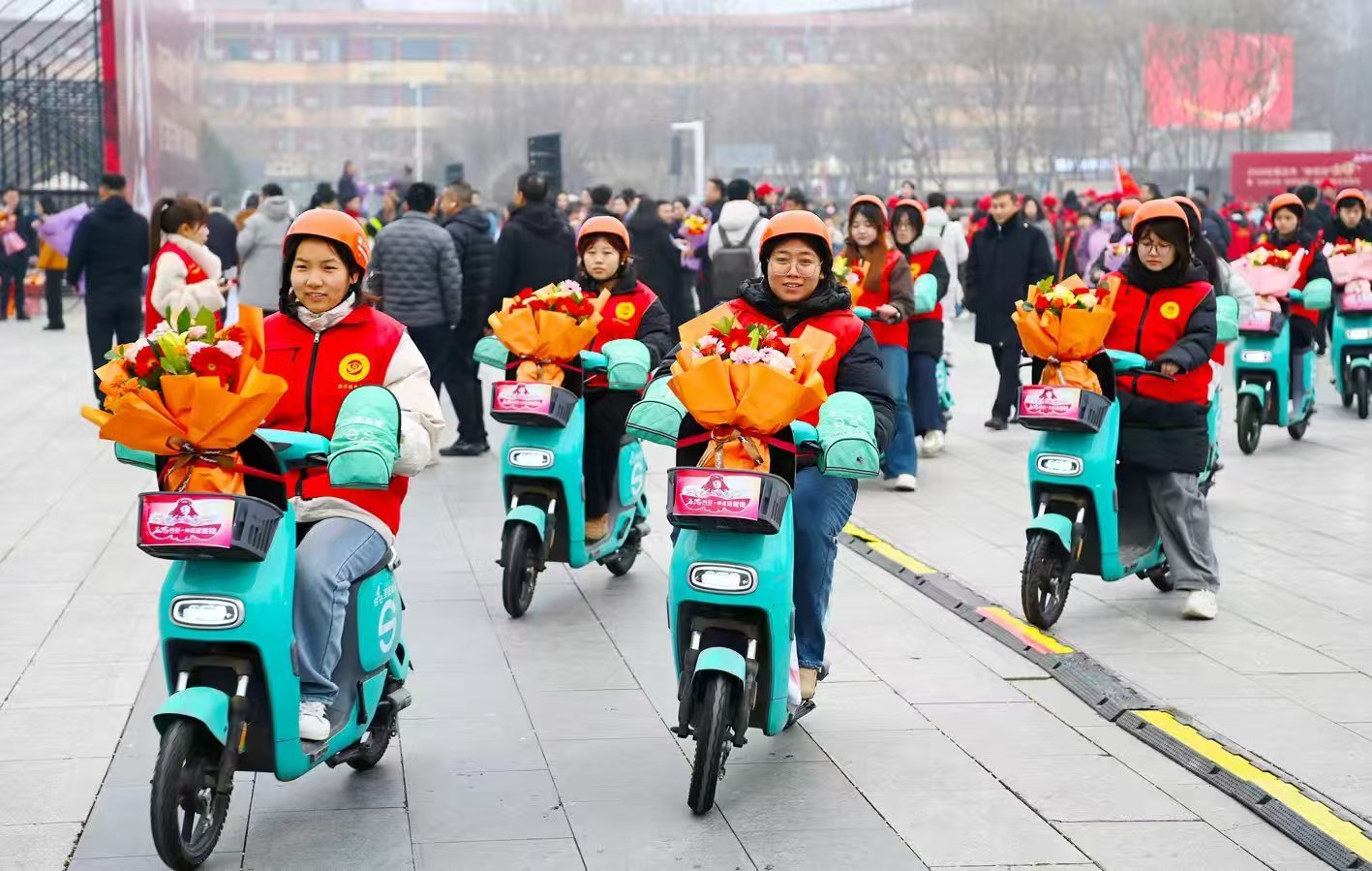 传承雷锋精神 共绘志愿底色 石家庄为千余名“身边雷锋”送鲜花