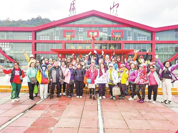 “这里好山好水，我很喜欢”香港百人旅游团畅游庐山（图）