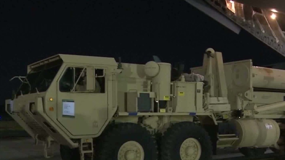 驻韩美军一辆“萨德”发射车返回星州基地